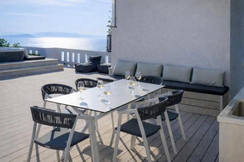 Rooftop Jacuzzi Apartment
