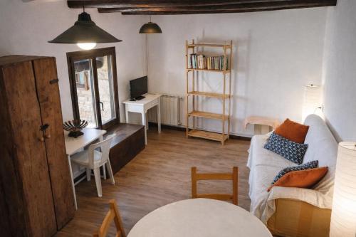 a living room with a couch and a desk at Cal Xeco de Montsonís, dóna la benvinguda a la teva mascota in Montsonis