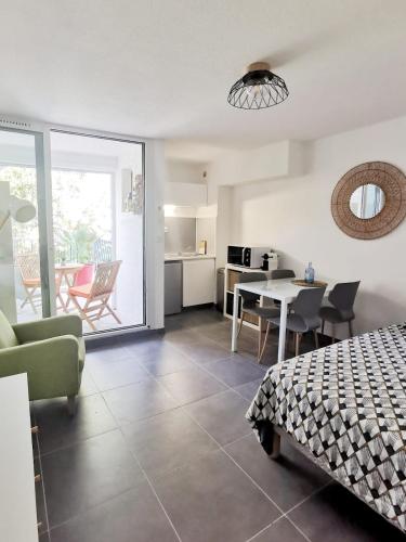 Studio climatisé 2 pers, parking privé, 600 m plage, 1er étage
