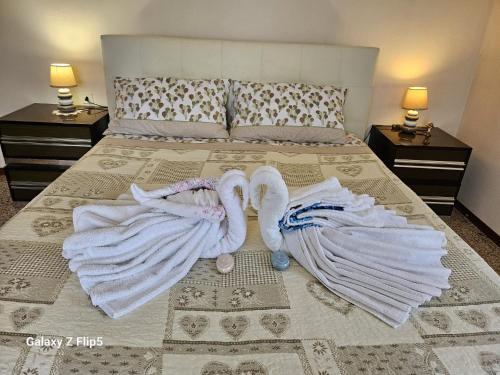 a bedroom with a bed with towels on it at B&B Tre di Cuori in Campiano