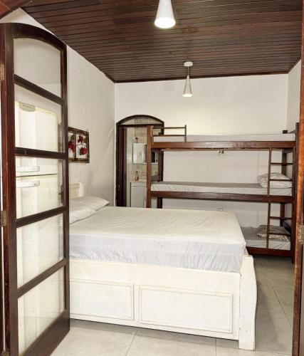 a bedroom with two bunk beds in a room at Ilhabela quarto próx praia in Ilhabela