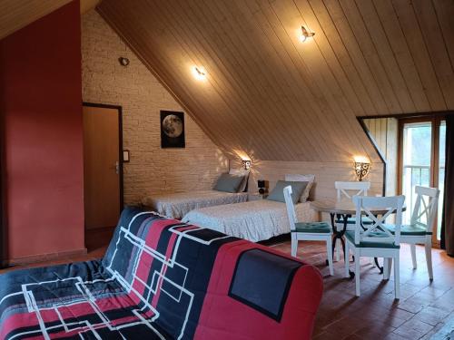 a room with two beds and a table in a room at Le Rêve de Poulaines - Camping Naturiste 1 JUIN - 30 SEPTEMBRE et chambres d'hôtes TOUTE L'ANNÉE in Poulaines