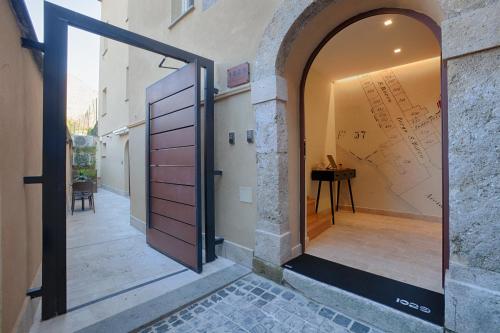 a door leading into a hallway with a table at 1029 GuestHouse in Sora