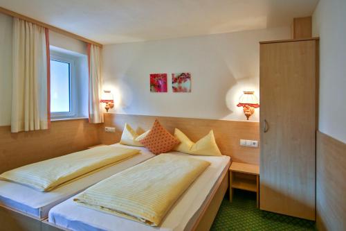 a bedroom with two beds and a window at Alpenhaus Montafon by Pferd auf Wolke in Gargellen