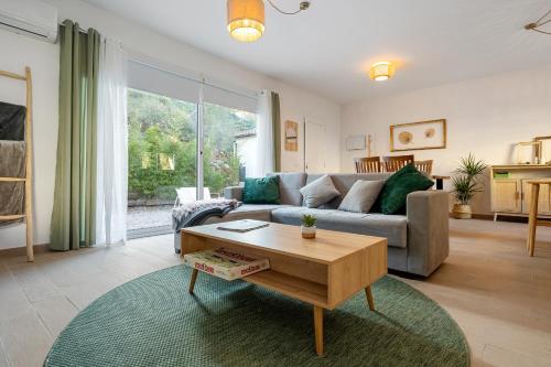 a living room with a couch and a table at Hauzify I Casa Olivella A in Olivella