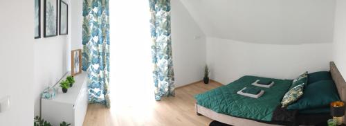 a living room with a green couch in a room at Domek Na Klinie in Jastrzębia