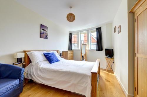 a bedroom with a bed and a blue couch at 2 Bed in Swanage oc-wy412 in Swanage