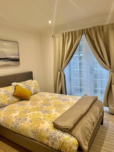 a bedroom with a bed and a window at Flat 8- Garden Square in Banbury