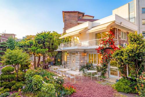 SG Tailored Service Home 5 Min Walk from Metro
