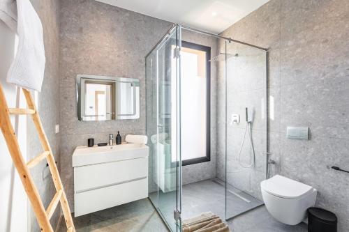a bathroom with a shower and a sink and a toilet at Villa Prestige Privée avec Vue Splendide in Marrakesh