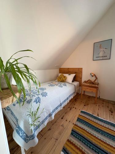 En eller flere senge i et værelse på Melar Guesthouse