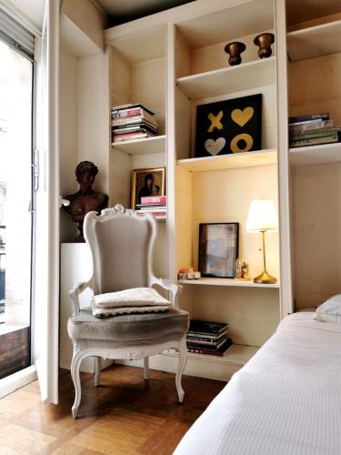 A large artistic-style studio in Panthéon