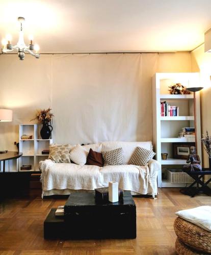 A large artistic-style studio in Panthéon