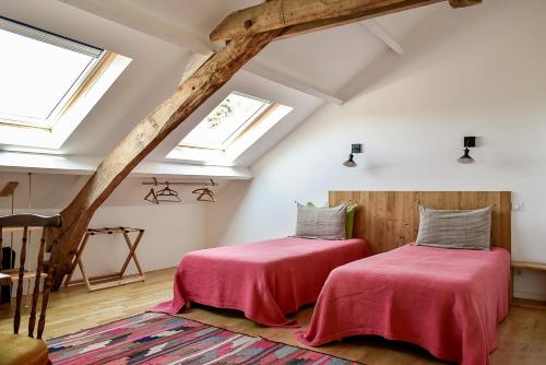 two beds in a attic room with skylights at Maison Chalendeix in Nedde