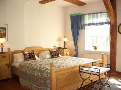 - une chambre avec un lit en bois et une fenêtre dans l'établissement Hotel am Glockenturm, à Lüchow