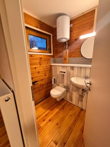 a bathroom with a toilet and a sink at HerbergeZumBrieselang in Brieselang