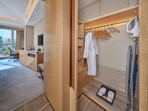 una cabina armadio in una stanza con una scrivania di Hilton Chengdu a Chengdu