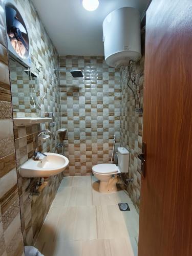 a bathroom with a toilet and a sink at فندق أجياد Agyad Hotel in Asyut