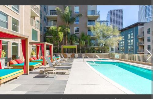 an outdoor swimming pool with lounge chairs and a hotel at Spacious 3bed Apt with pool close to SDCC in San Diego