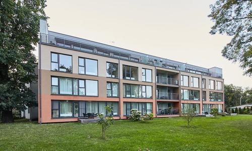 un grande edificio con molte finestre di Birštono Terasos a Birštonas