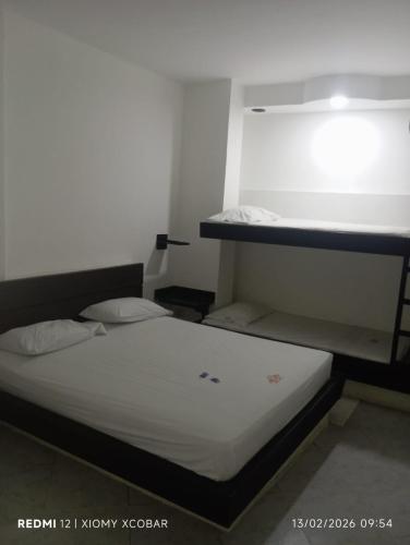 ein Schlafzimmer mit zwei Etagenbetten in einem Zimmer in der Unterkunft Hotel eden centro in Medellín
