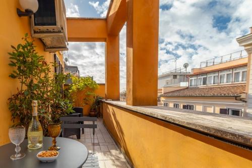 AureaLiving - Historic Trastevere Apartment with Terrace