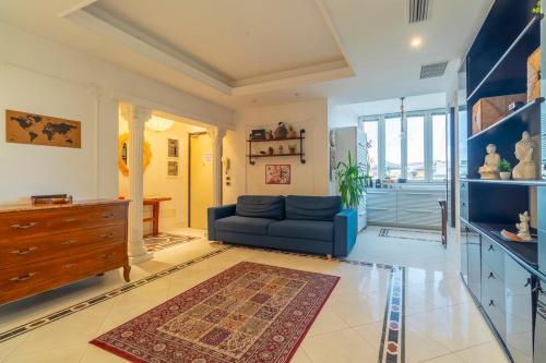 AureaLiving - Historic Trastevere Apartment with Terrace
