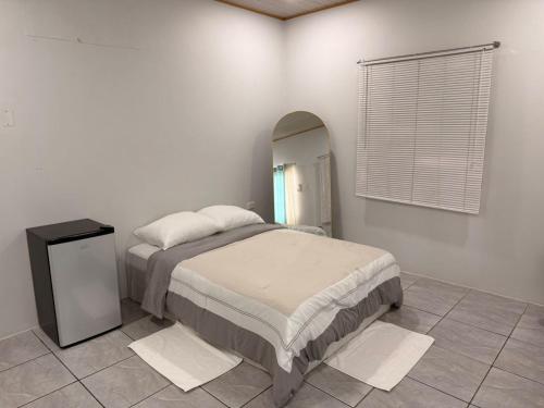 een slaapkamer met een groot bed en een spiegel bij Rest a While in San Juan