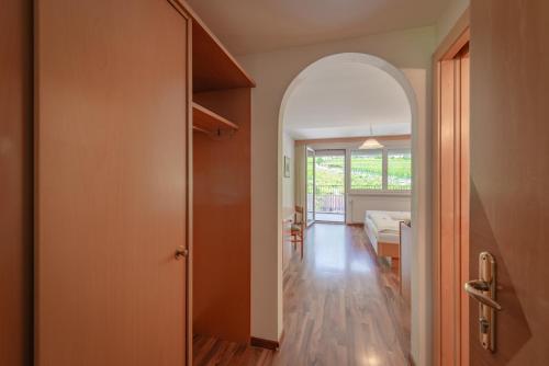 a hallway with a door leading to a bedroom at Garni Hotel Sonnleitenhof in Caldaro