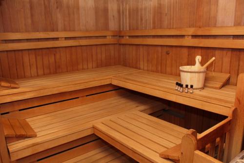 a wooden sauna with a bucket in the middle at Hotel Garni am Seggauberg in Leibnitz
