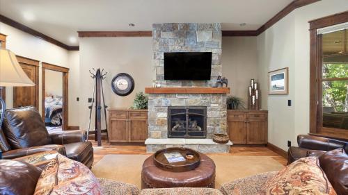 a living room with a fireplace and a tv at Rock Creek Escape in Red Lodge