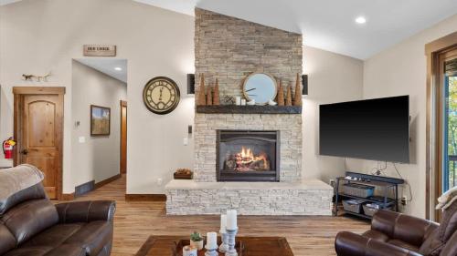 a living room with a fireplace and a tv at Willow Creek Hideaway in Red Lodge