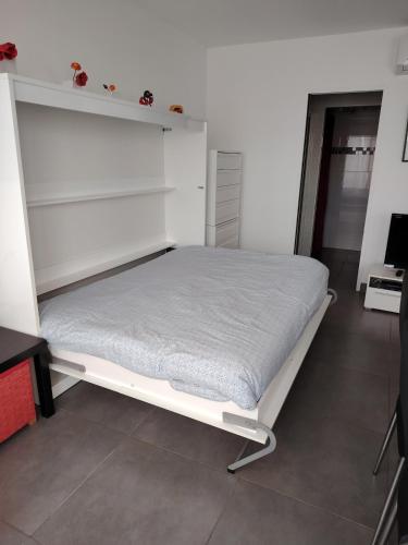 Large studio rental with pool
