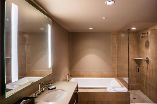 ein Badezimmer mit Badewanne und Waschbecken in der Unterkunft Evolution Whistler, by Lodging Ovations in Whistler