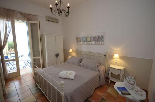 a bedroom with a bed with two towels on it at Catarin Comfort Rooms in Castelluzzo