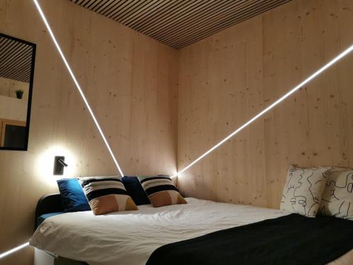 una camera da letto con un letto con luci di Scandic tiny a Saint-Julien-en-Genevois