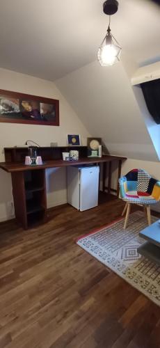 ein Wohnzimmer mit Schreibtisch und Stuhl in der Unterkunft la pause zen in Saint-Georges-sur-Cher