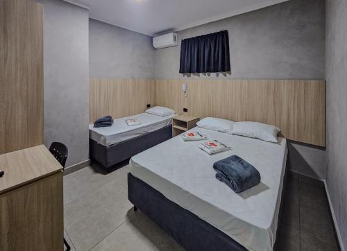 a room with two beds in a room at Hotel Pousadas Club Centro in Sorocaba