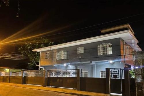 een huis 's nachts met lichtjes ervoor bij Rest a While in San Juan