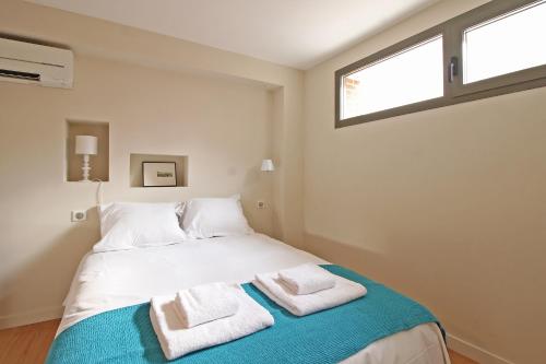 ein Schlafzimmer mit einem Bett mit Handtüchern darauf in der Unterkunft Villa luxueuse & moderne in Toulouse