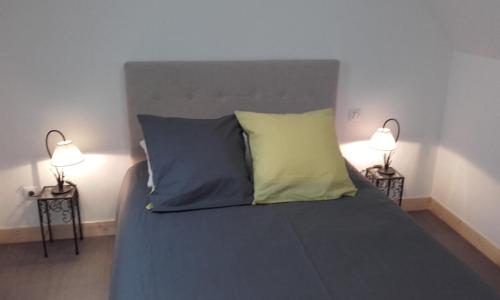 - une chambre avec un lit et 2 lampes sur les tables dans l'établissement Les jumelles, à Sarlat-la-Canéda