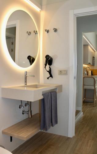 a bathroom with a sink and a mirror at Makāi Bungalows in Playa del Aguila