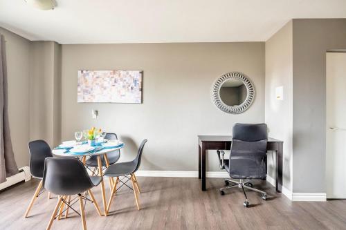 a dining room with a table and chairs at Charming Newly Renovated Condo - Glenview West in Hamilton