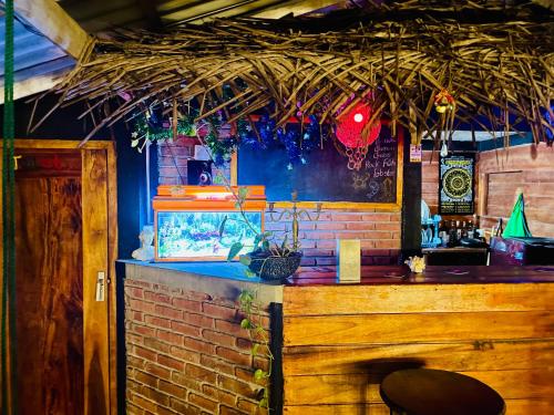 Una barra con una pared de ladrillos y un mostrador con un taburete. en Amour Surf, en Tangalle
