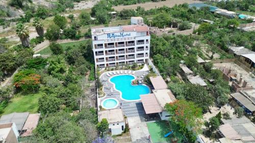 an overhead view of a hotel with a swimming pool at Regina Hotel in Lunahuaná