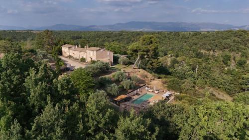 an aerial view of a house with a swimming pool at Lodges en pleine nature in Riez