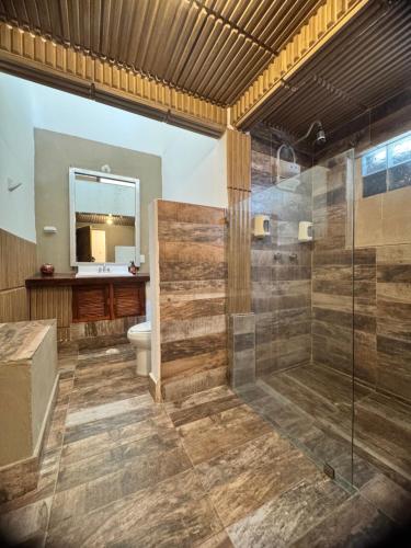 a bathroom with a glass shower and a toilet at Departamento con vista al mar, Wifi Starlink y AC en Playa San Agustinillo in San Agustinillo