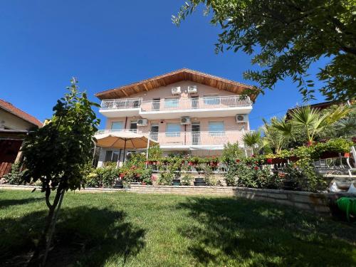 Vrt ispred objekta Villa Karina