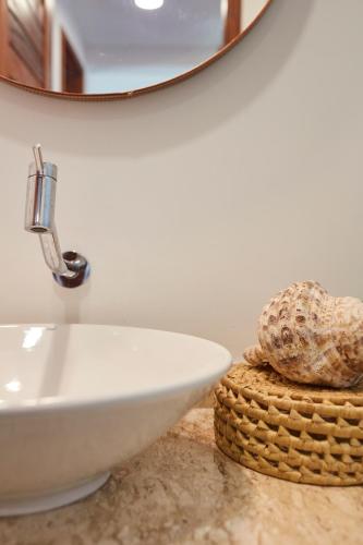 a bathroom counter with a sink and a mirror at Condomínio Villa Conduru - Casa completa in Prea