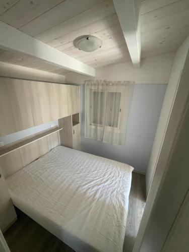 a bedroom with a white bed in a room at VILLAGGIO TURISTICO LA FOCE SpA in Toscolano Maderno
